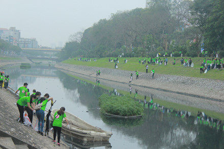 Chủ nhật xanh: Hàng trăm tình nguyện viên nhặt rác dọc sông Tô Lịch