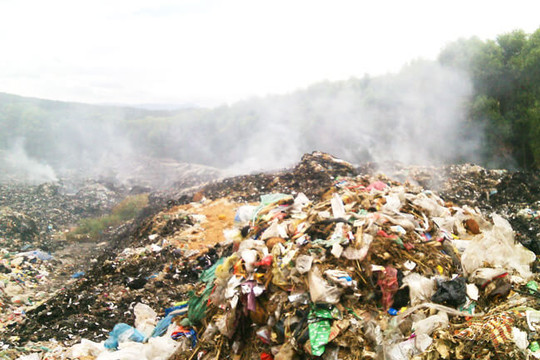Quảng Trị: Bãi rác cháy âm ỉ nhiều ngày “bức tử” người dân