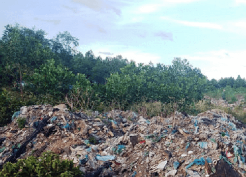 Bắc Giang: Bắt quả tang xe tải đổ trộm 3,5 tấn rác thải