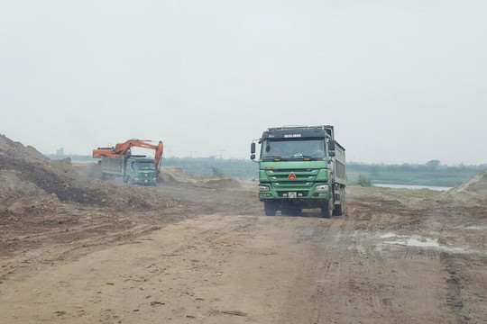 Xã Phù Đổng( Gia Lâm, Hà Nội): Tràn lan bãi tập kết vật liệu xây dựng trái phép, gây ô nhiễm