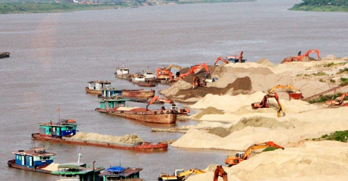 Khai thác cát trái phép vi phạm quy định bảo vệ tài nguyên nước