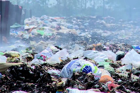 Hà Tĩnh: Nghẹt thở với khói bụi bãi rác ở thị trấn Nghèn