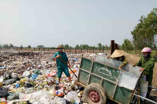 Hà Tĩnh: Người dân kêu trời vì bãi rác bốc mùi hôi thối