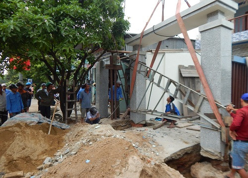 Hương Thủy (Thừa Thiên – Huế): Dân tự  phá cổng nhà, đập hàng loạt tam cấp trả lại vỉa hè