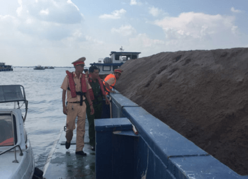 Cần Thơ: Tạm giữ 13 sà lan chở hơn 3.000m3 cát không hóa đơn chứng từ