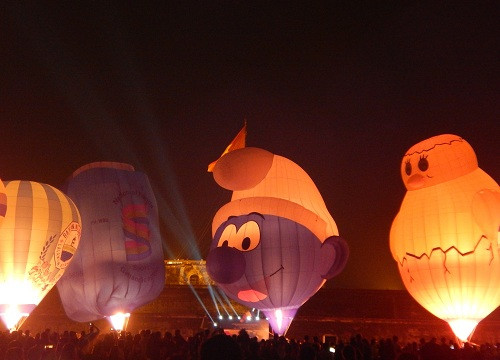 Thừa Thiên – Huế: Người dân hào hứng ngắm khinh khí cầu rực sáng trên bầu trời Cố Đô