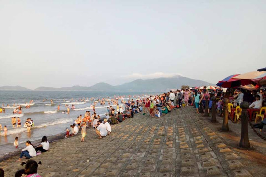 Hà Tĩnh: Bãi biển đông nghịt khách du lịch