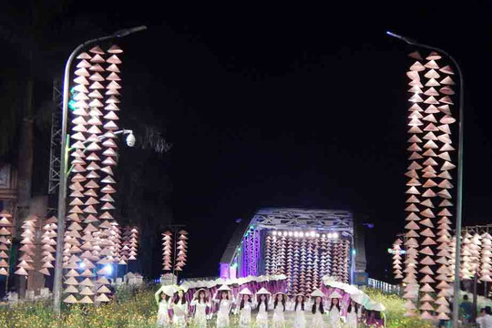 Thừa Thiên – Huế: Cầu Trường Tiền lung linh sắc màu trong đêm hội áo dài