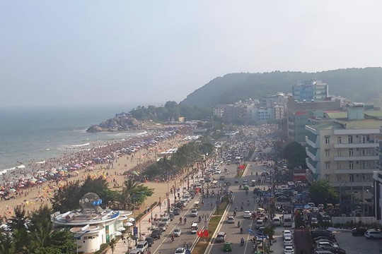 Hàng vạn du khách đổ xô về Sầm Sơn, nhà nghỉ khách sạn “thất thủ”