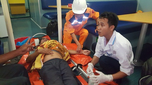 Đà Nẵng: Cứu ngư dân gặp nạn trên biển Hoàng Sa