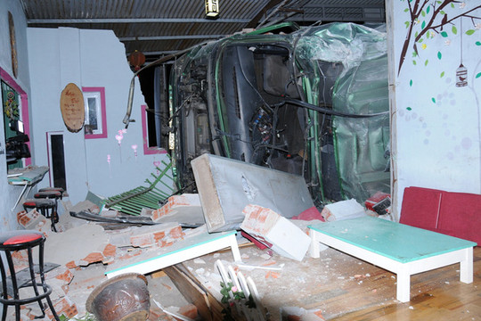 Lâm Đồng: Lật xe container chở alumin, 3 nhà dân bị tông sập