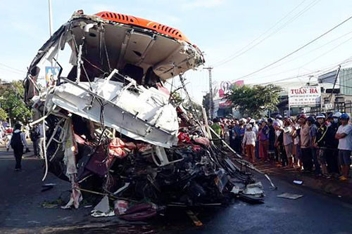 Gia Lai: Tai nạn ô tô nghiêm trọng, 11 người chết