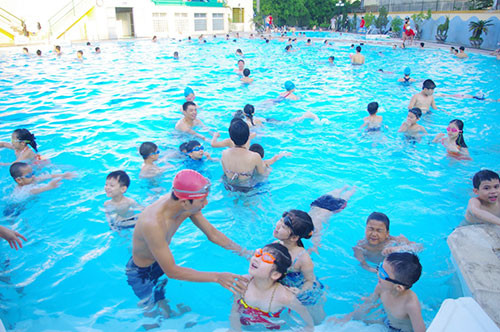 Hà Nội: Thời tiết nắng nóng, các bể bơi bắt đầu tấp nập