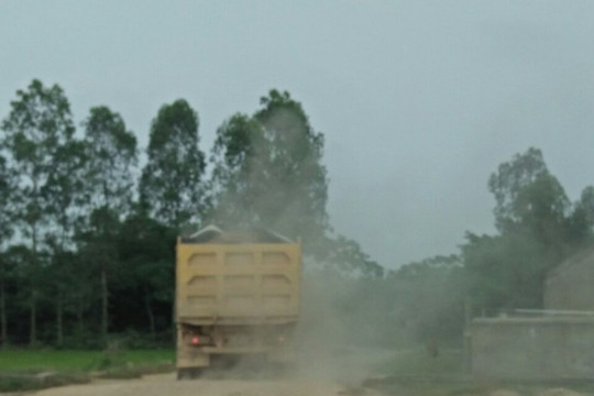 Nghệ An: Xe chở đất hoành hành gây ô nhiễm, cày phá đường