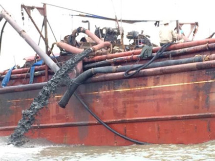 Nghệ An: Tàu lạ thải bùn xuống biển gây ô nhiễm môi trường