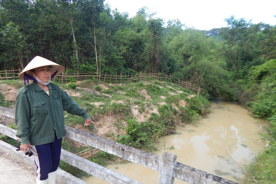 Thừa Thiên – Huế: Dân điêu đứng vì nguồn nước tưới tiêu bị ô nhiễm nặng