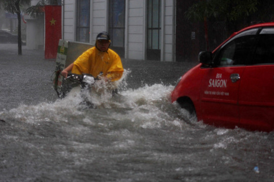 TP.Hải Phòng ngập thành “sông” sau mưa lớn
