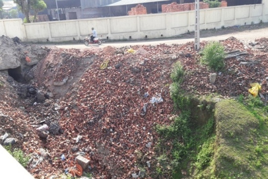 Nghệ An: Công ty gạch ngói đổ thải xuống sông