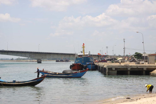 Quảng Trị: Ngư dân kêu cứu vì cửa biển bị bồi lấp