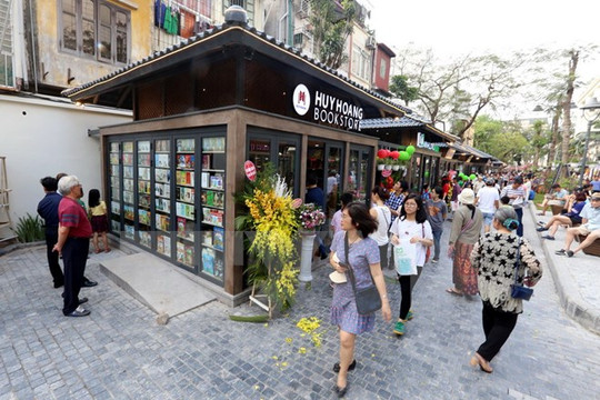 Gần 20.000 lượt khách thăm quan đến phố sách Hà Nội