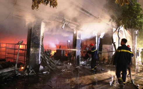 Hải Phòng: Cháy lớn thiêu rụi cửa hàng kinh doanh vật liệu xây dựng