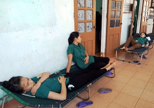 Nghệ An: 50 nữ công nhân nhập viện cấp cứu nghi bị ngộ độc thực phẩm