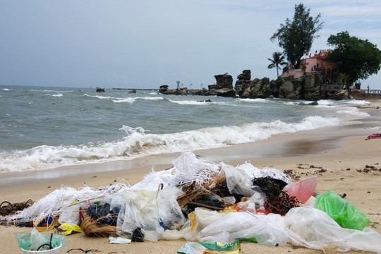 Đảo Phú Quốc: Rác ngập bãi biển Dinh Cậu