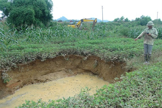 Thái Nguyên: Mưa lớn gây xuất hiện hố tử thần “nuốt” đất sản xuất