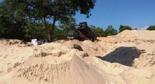 Quảng Trị: Doanh nghiệp lợi dụng san ủi mặt bằng dự án trồng dứa để bán cát