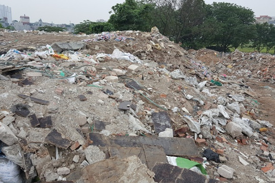Thanh Xuân, Hà Nội: Phế thải đổ chất thành núi ở phường Khương Đình