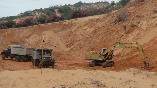 Bình Thuận: Đình chỉ việc đào cát tự ý lấp biển ở Mũi Né
