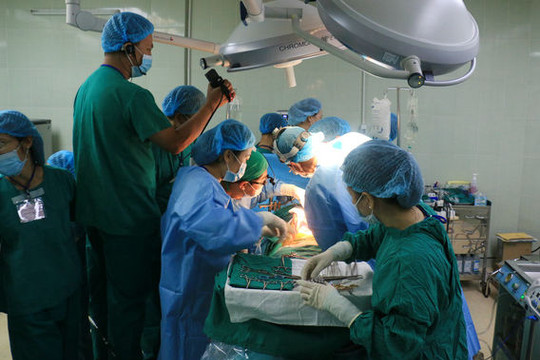 Bệnh viện Chợ Rẫy lần đầu ghép tim thành công từ người cho chết não