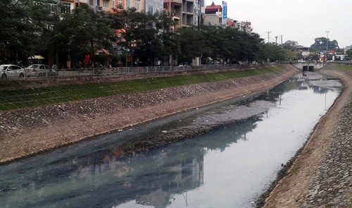 Hà Nội: Tìm giải pháp tách dầu mỡ, làm sạch nước sông hồ