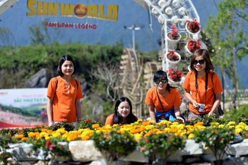 Du khách thích thú ghi lại những góc hình đẹp lạ tại Sun World Fansipan Legend