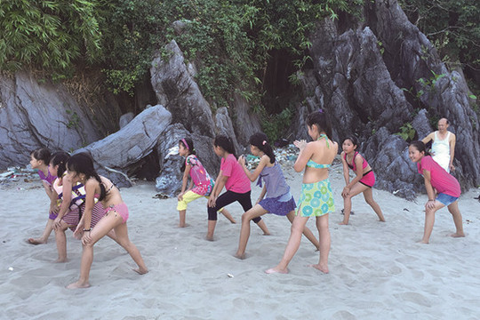 Đảo Cát Bà: Tổ chức lớp tập bơi miễn phí cho trẻ em
