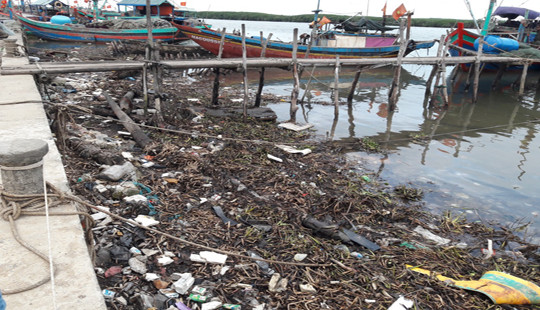 Nghệ An: Cảng cá Lạch Vạn ngập trong rác thải
