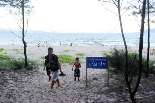 Đà Nẵng: Người dân ngó lơ biển cấm để xuống biển tắm tránh nóng