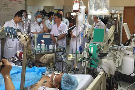 Vụ 8 bệnh nhân chạy thận tử vong: Tạm đình chỉ Giám đốc BV tỉnh Hòa Bình