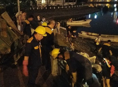 TP. Hà Nội: Trắng đêm vớt hàng tấn cá chết ở hồ Hoàng Cầu