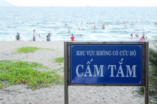 Đà Nẵng: Người dân bất chấp biển báo cấm vẫn tràn xuống biển để tránh nóng