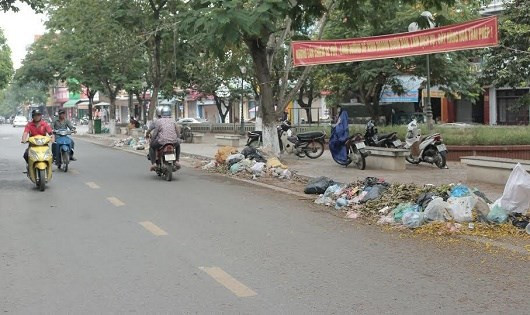 Người dân chặn lối vào bãi rác khiến thị xã Sơn Tây ngập trong rác thải
