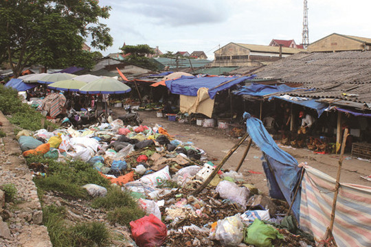 Hà Tĩnh: Dân chặn xe môi trường, cả thị trấn ngập trong rác