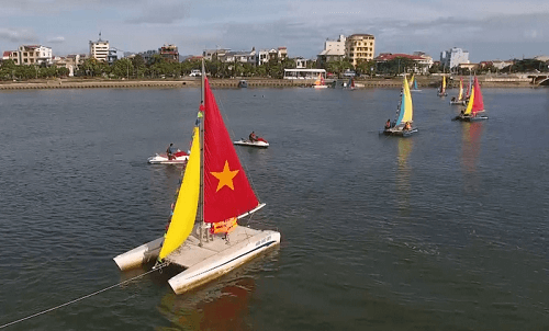 Sôi động Lễ hội thuyền buồm trên sông Nhật Lệ