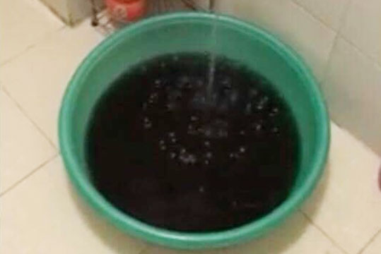 Người dân KĐT Đặng Xá: Trả tiền nước sạch nhưng phải dùng nước bẩn như… nước cống