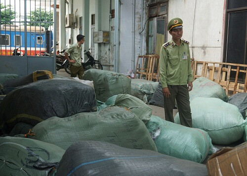 Bắt gần 10 tấn hàng lậu tại ga Đà Nẵng