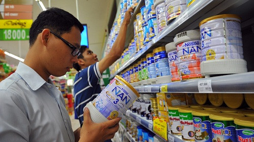 Nghịch lý: Hãng giảm giá, người tiêu dùng vẫn phải mua sữa giá cao