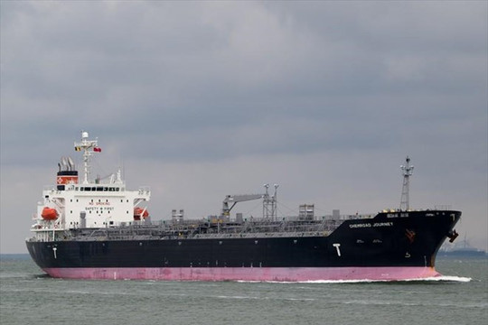 Nỗ lực ngăn gần 300 tấn dầu tràn ra biển