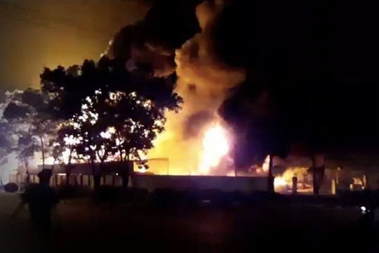 Hỏa hoạn gần sân bay Nội Bài, thiêu rụi nhiều nhà kho