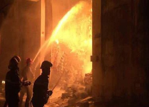 Cháy kho hàng gần 5.000 m2 trong cảng Sài Gòn