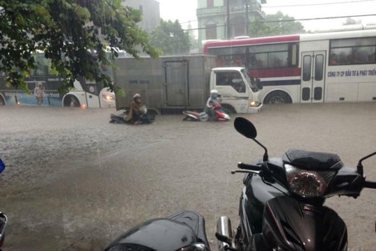 Thái Nguyên ngập nặng: Xe quân dụng lội phố để ứng phó